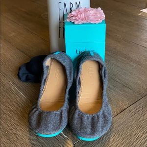 EUC Tieks - Size 8 - Greystone
